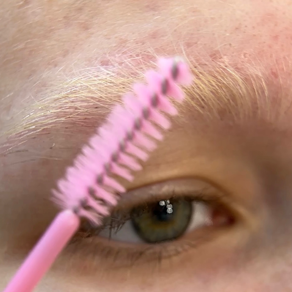 Осветление бровей