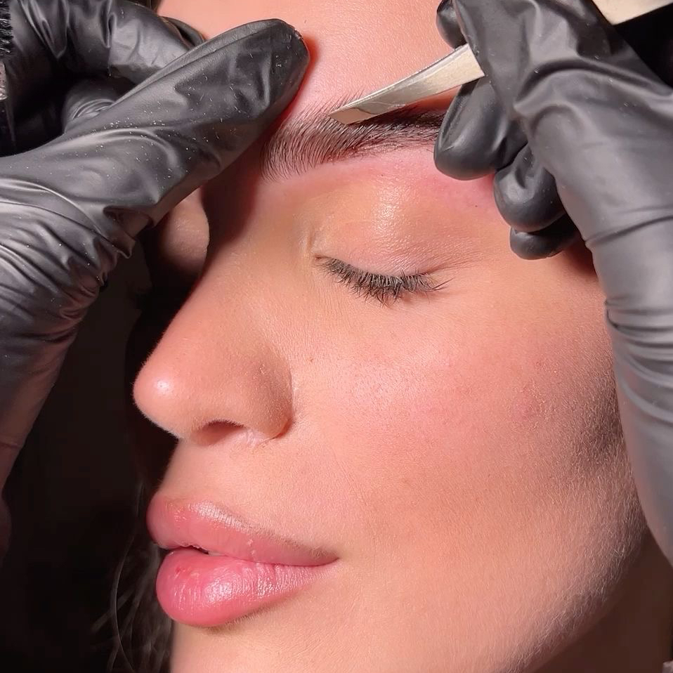 Коррекция бровей