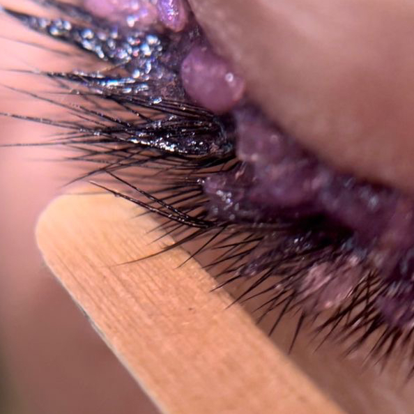 Снятие наращенных ресниц