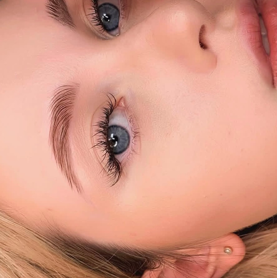 Коррекция бровей