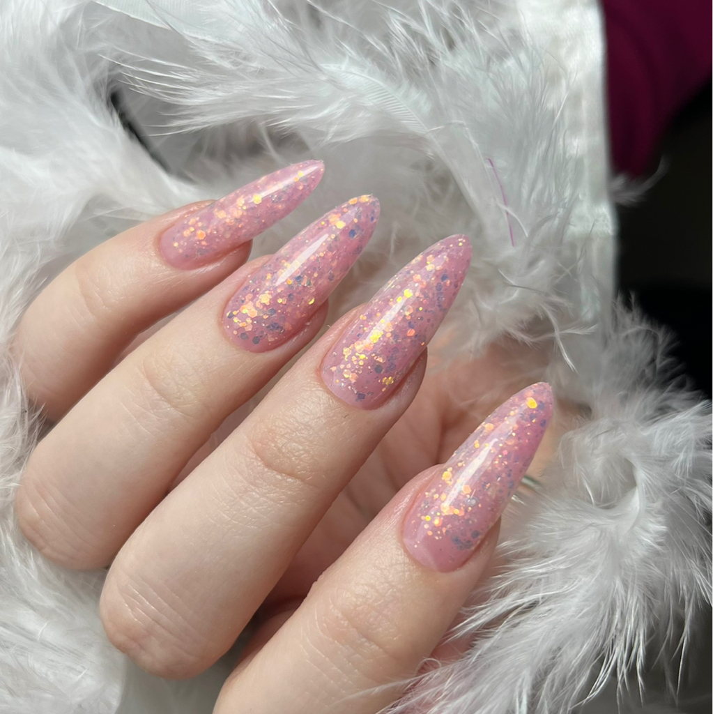 Наращивание ногтей (экстремальная длина)