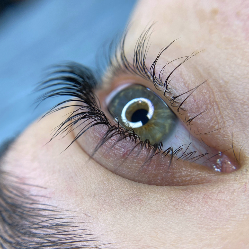 Ламинирование верхних и нижних ресниц (с окрашиванием и 3х ступенчатым салонным уходом)