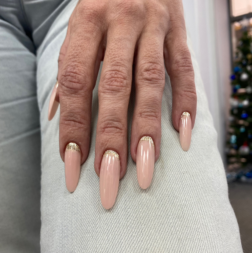 Наращивание ногтей с  однотонным покрытием