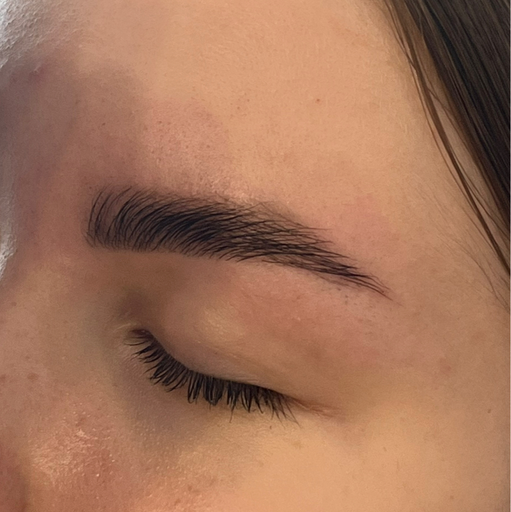 АКЦИЯ! Коррекция с окрашиванием бровей (первый визит со скидкой 15%)