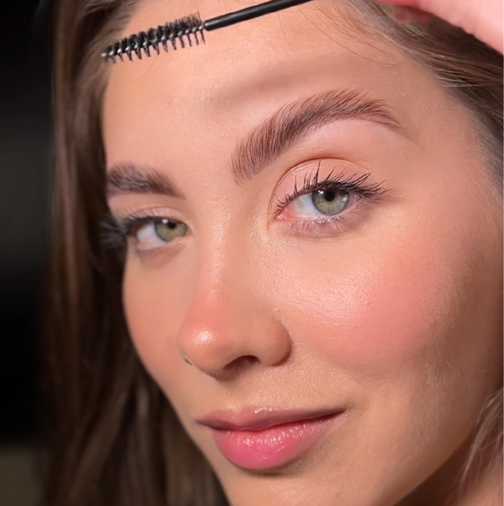 Окрашивание бровей + ламинирование + коррекция воском/ пинцетом+ уход