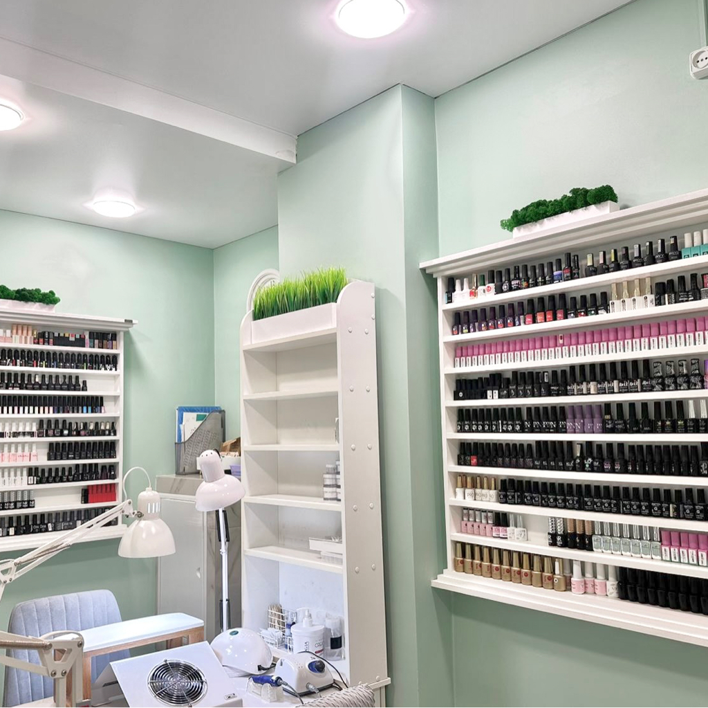 Салонда жалаңаш стюардесса