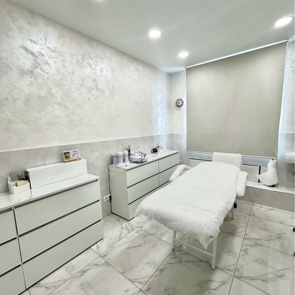 Артынан оның кискасын түрту