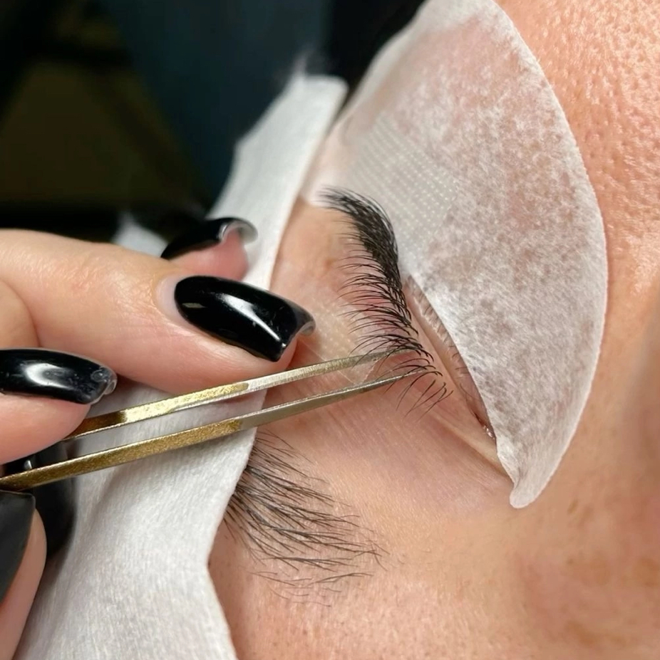 Коррекция нарощенных ресниц