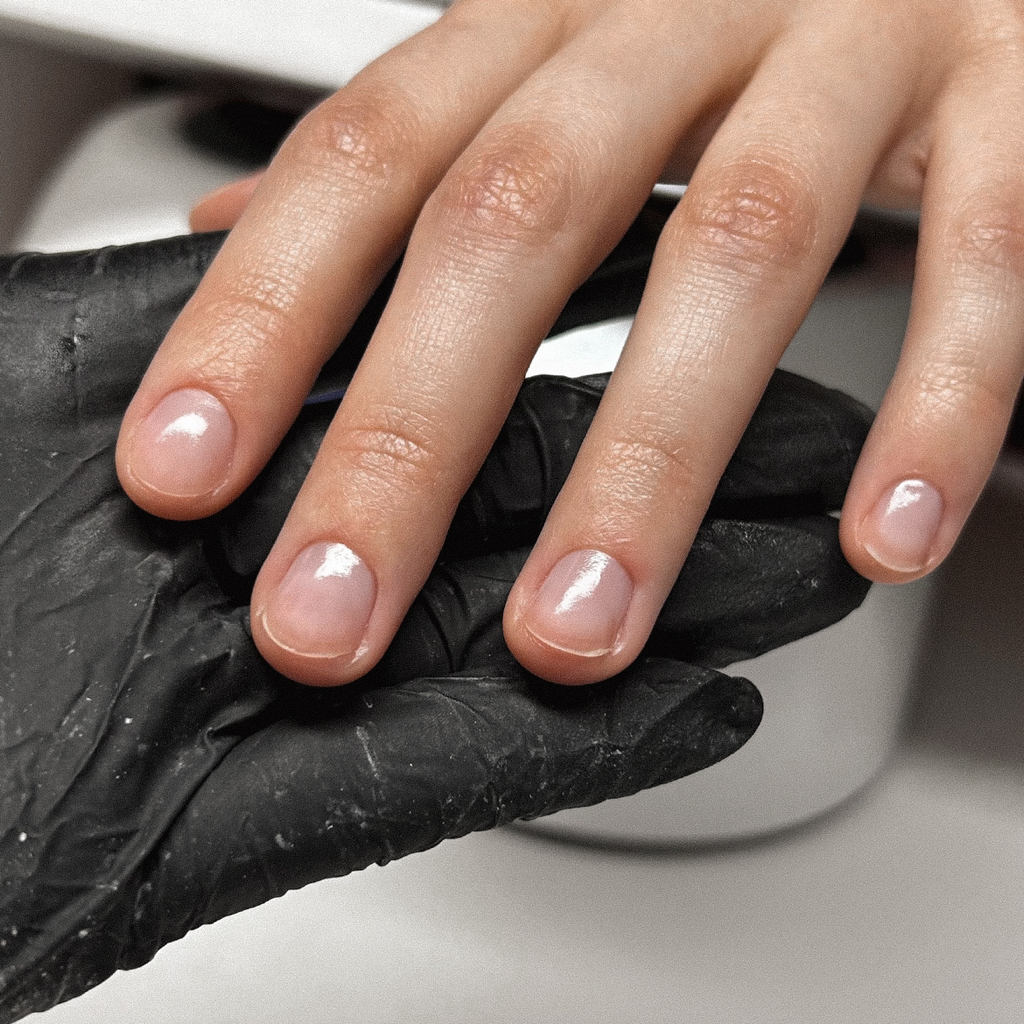 Маникюр с покрытием лаком