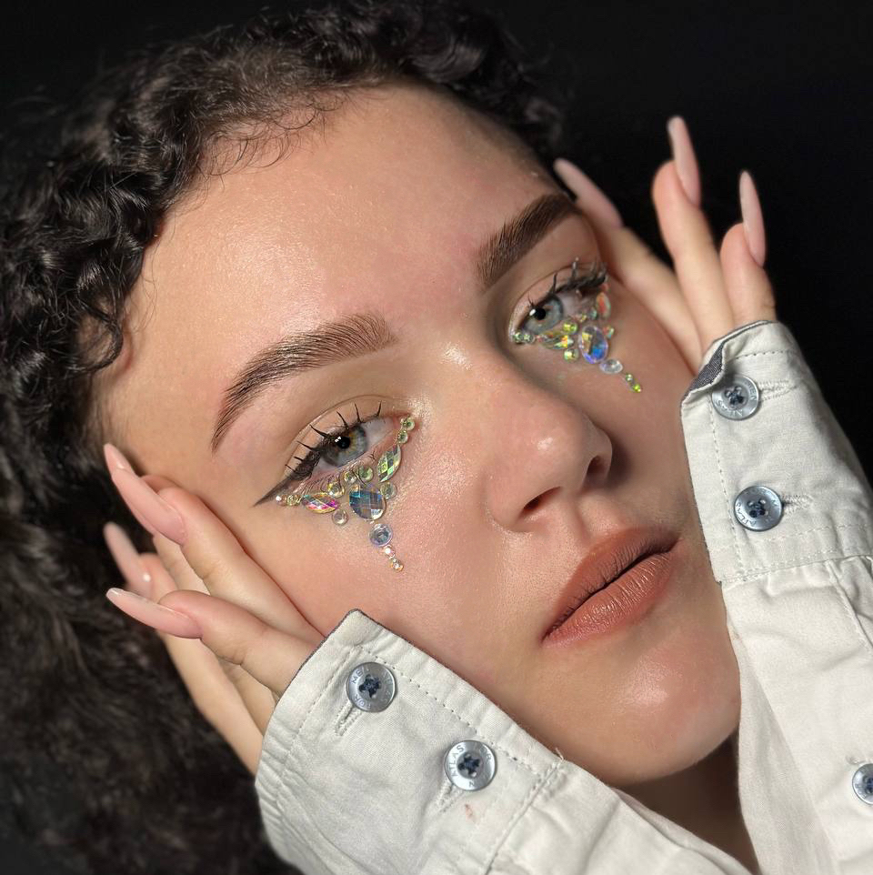 Окрашивание и коррекция бровей