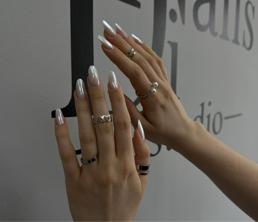 Маникюр и коррекция  

(восстановление квадрата, поднятие клюющих)