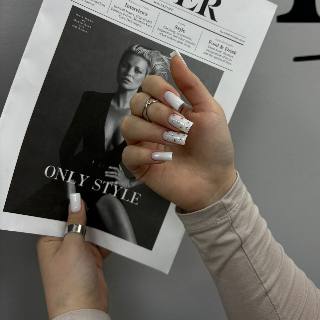 Маникюр и сложная коррекция 

(полное восстановление формы, сложное поднятие клюющих)