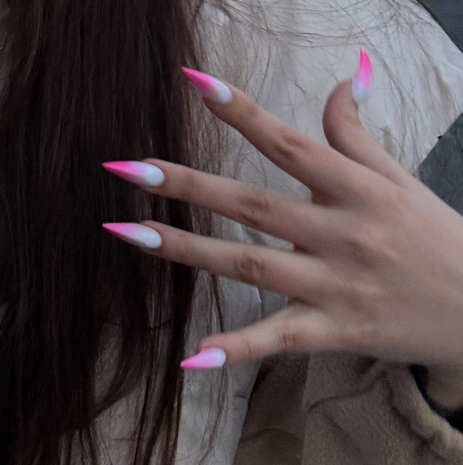 Наращивание «Когти» на 1 руке . Вторая - своя длина.