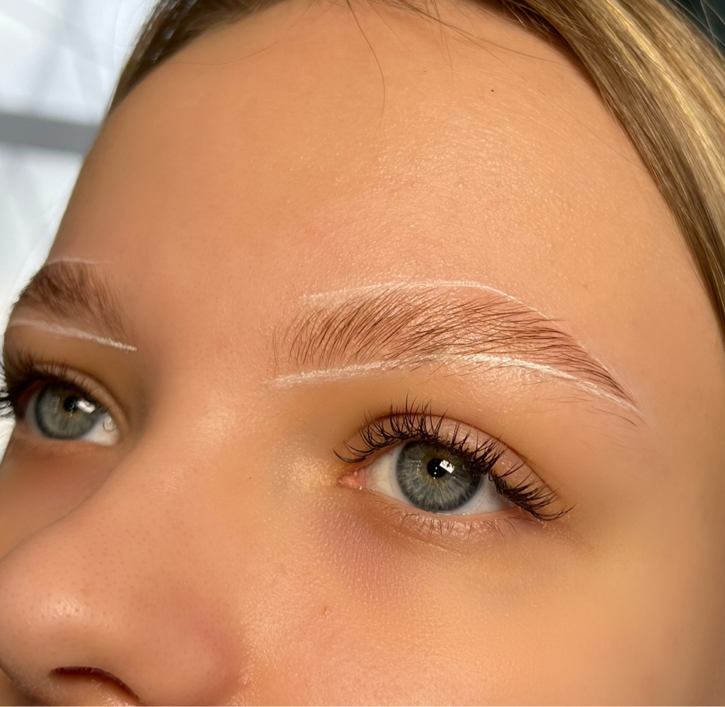 Коррекция бровей