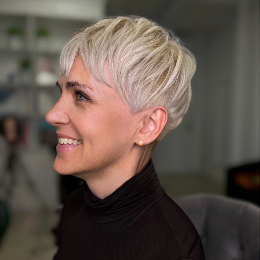 Total Blond (осветление+ тонирование) корни (до 3см)