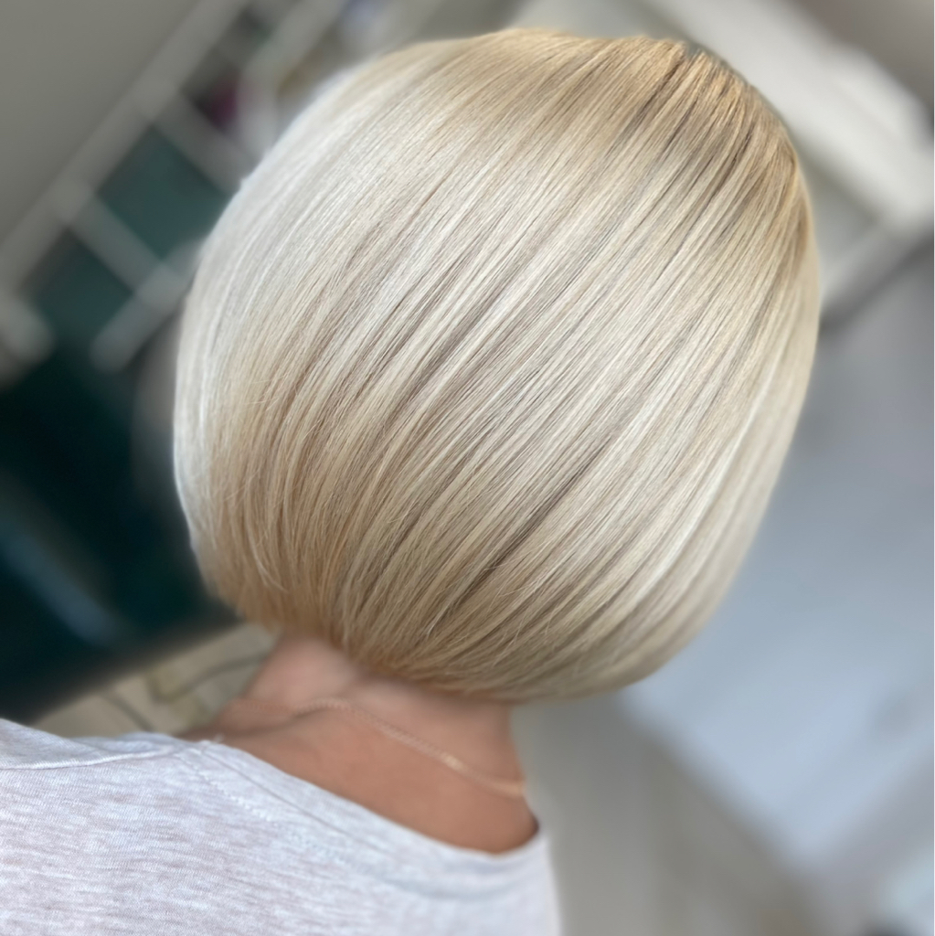Total Blond (осветление + тонирование) средняя длина