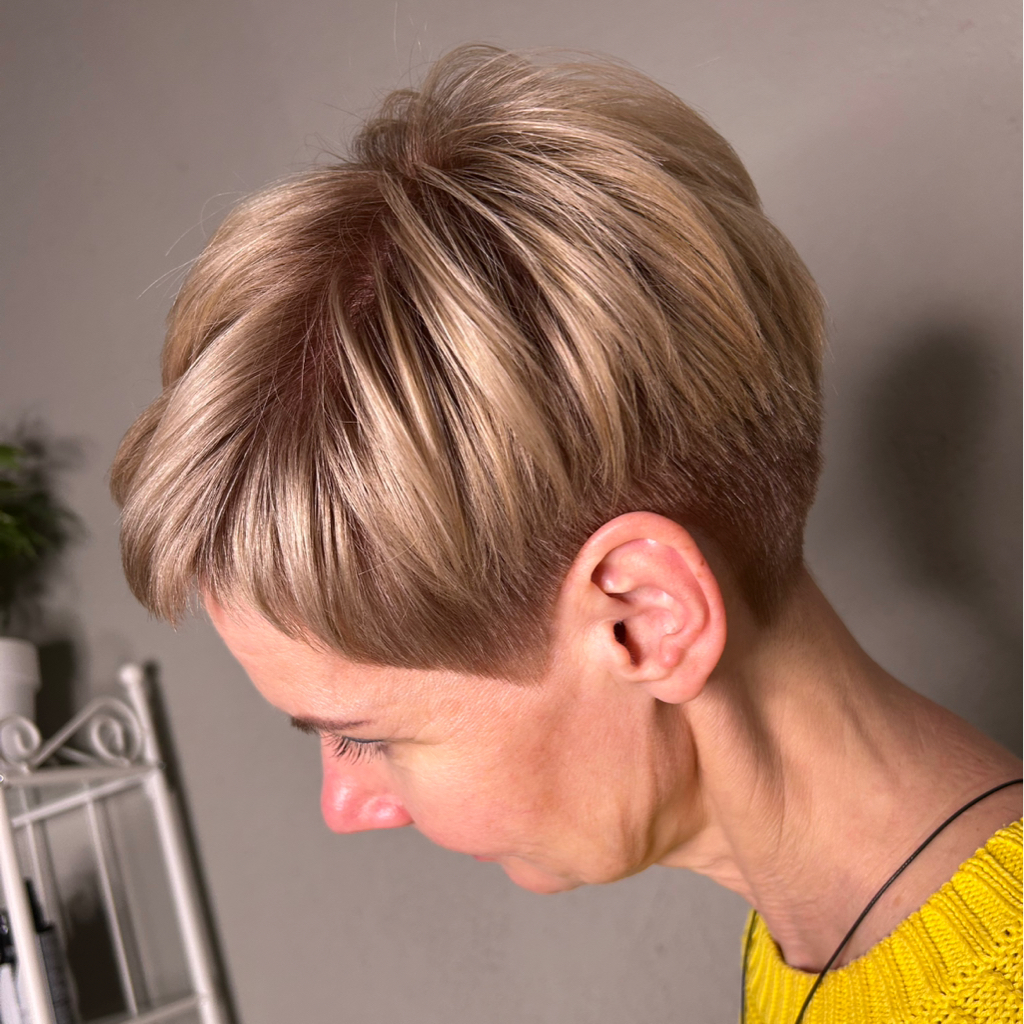 Окрашивание в один тон (корни до 3 см)