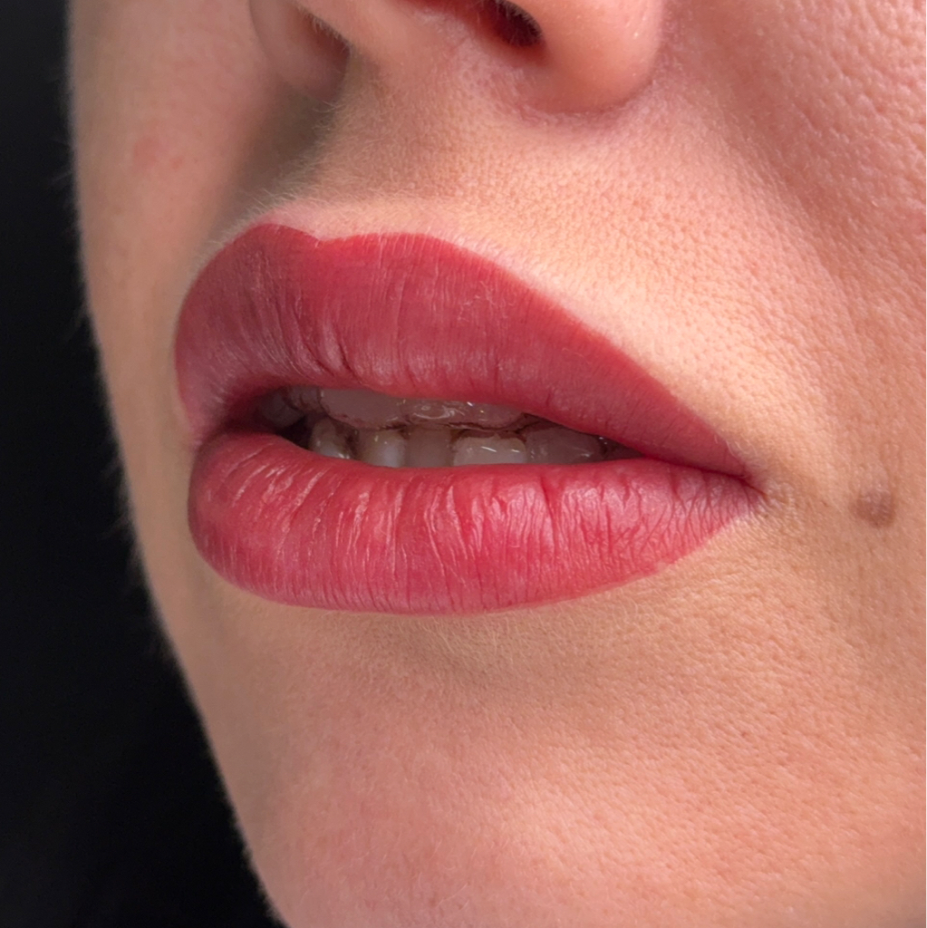 Перманентный макияж губ(помадная или акварельная техника )