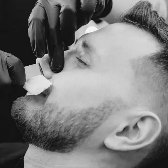 Удаление  волос воском