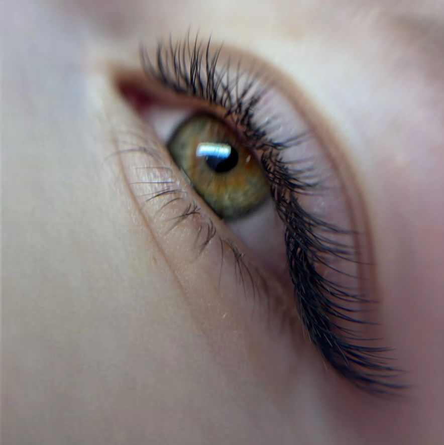 LED- Наращивание ресниц. Классика.