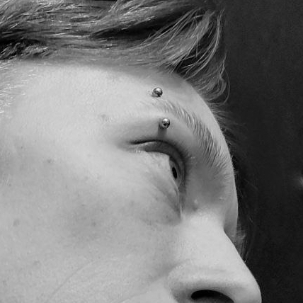 Прокол брови