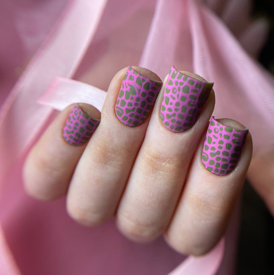 Коррекция ногтей с гель-лаком и однотонное покрытие