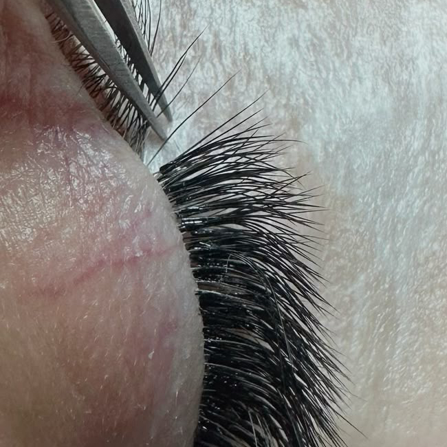 Коррекция нарощенных ресниц