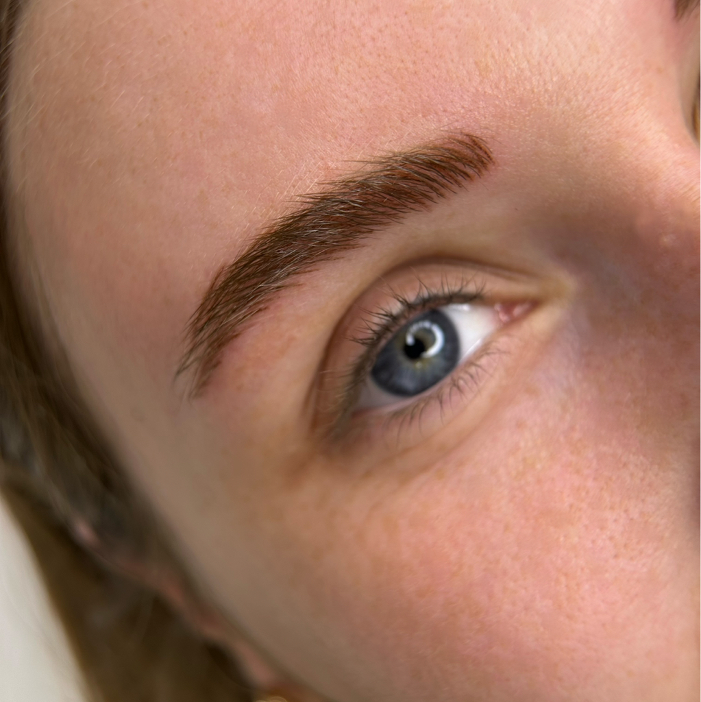 Перманентный макияж бровей в технике волоски