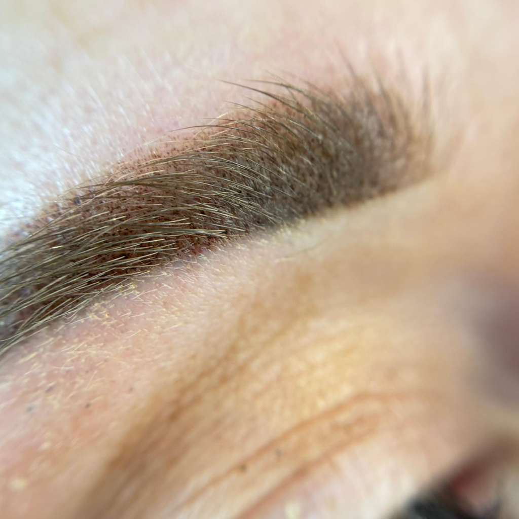 Перманентный макияж бровей