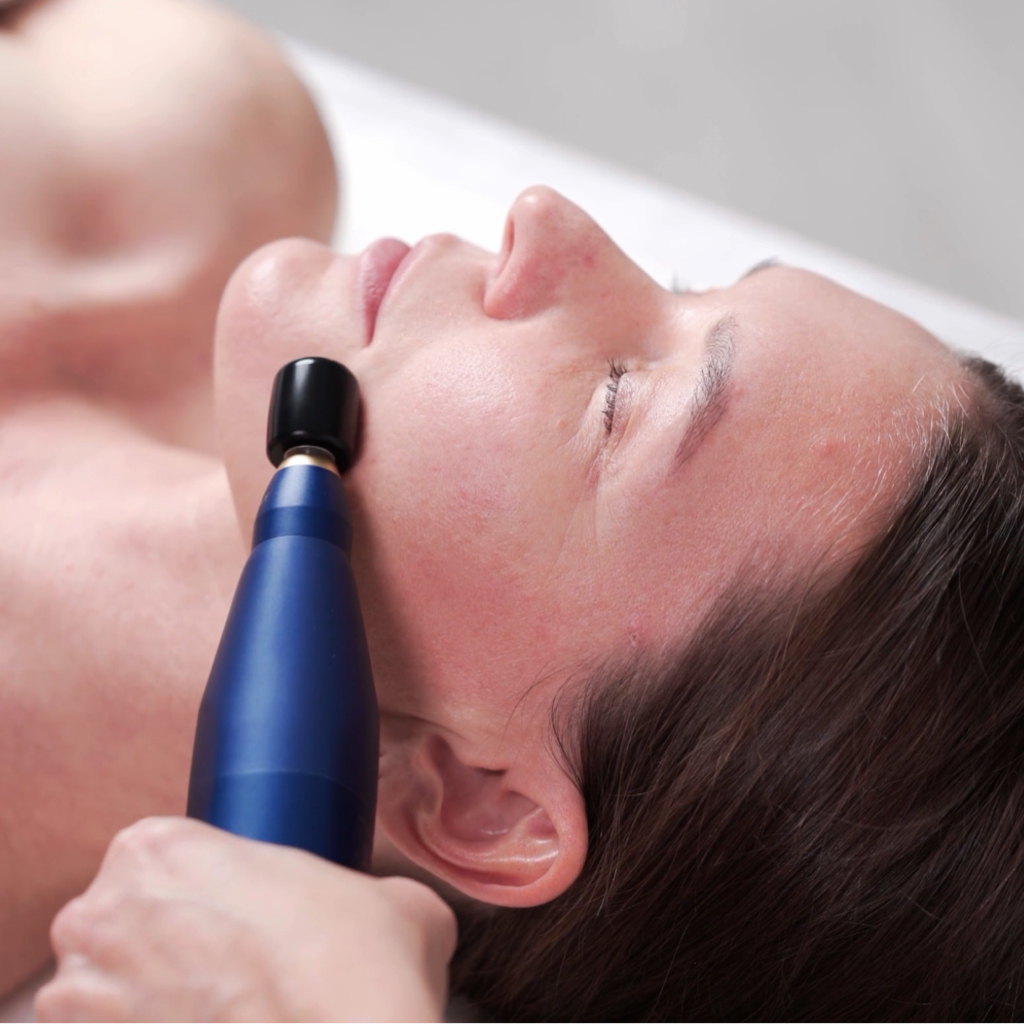 Биомеханическая стимуляция и моделирование лица и шеи (аппаратный массаж)