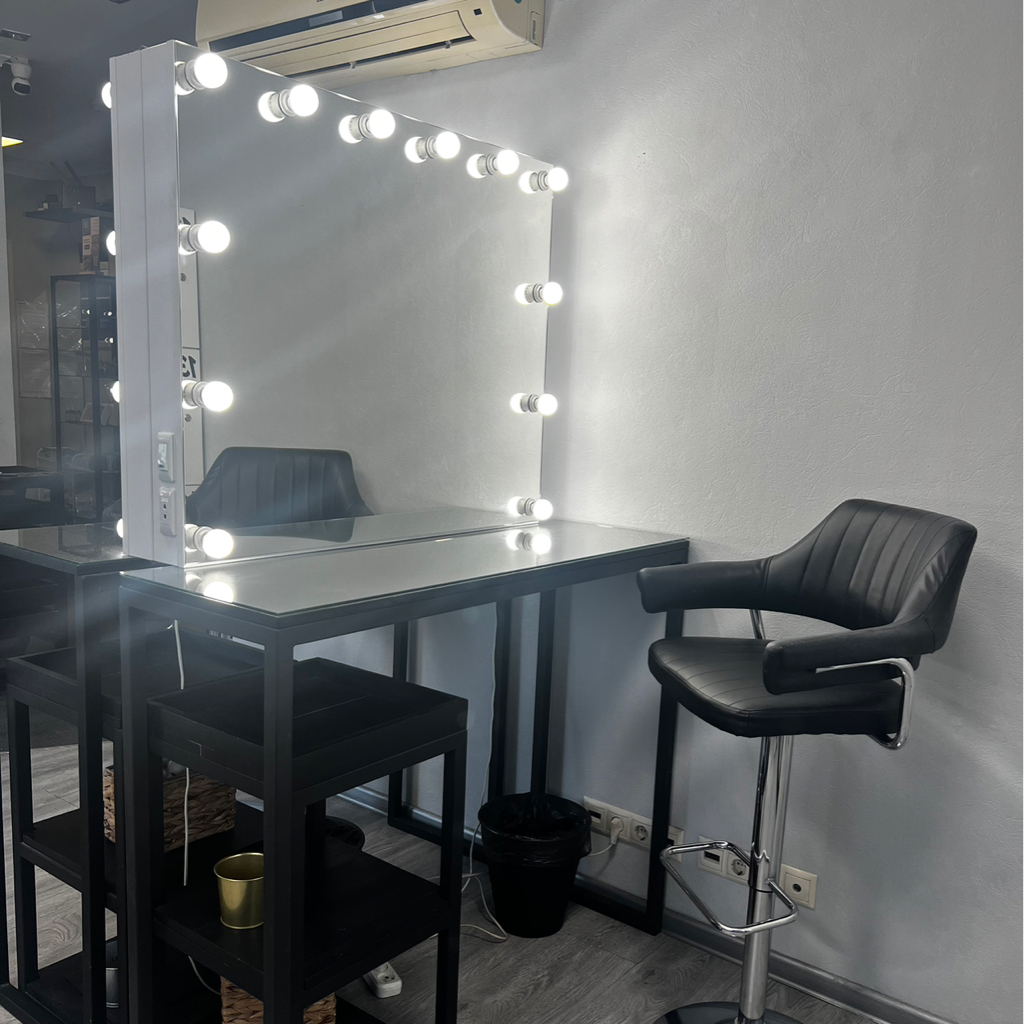 Стол для бровистов/визажистов У Входа