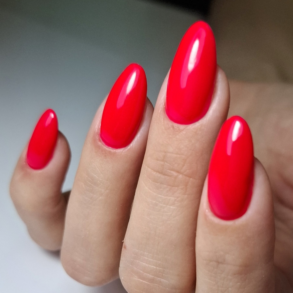 Маникюр с покрытием гельлак: комбинированный маникюр,  выравнивание базой, однотонное покрытие