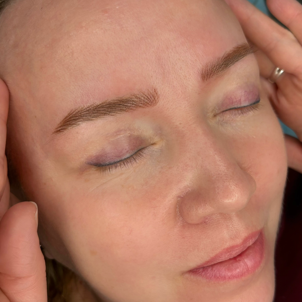 Брови в технике «волоски»