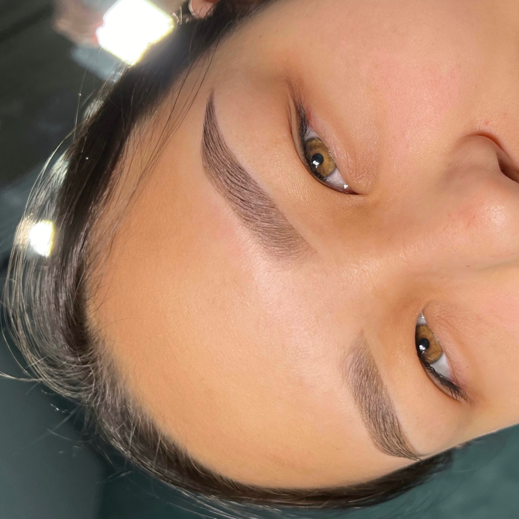 Коррекция и окрашивание бровей