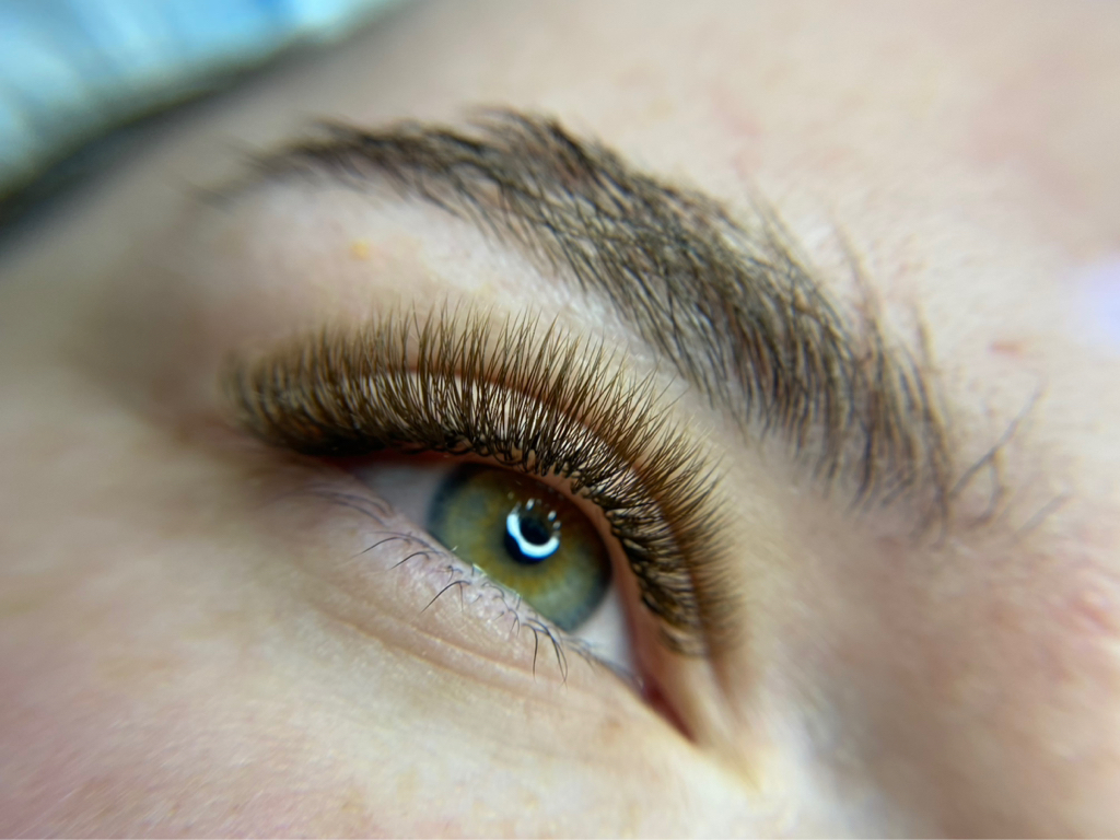 коричневые ресницы
