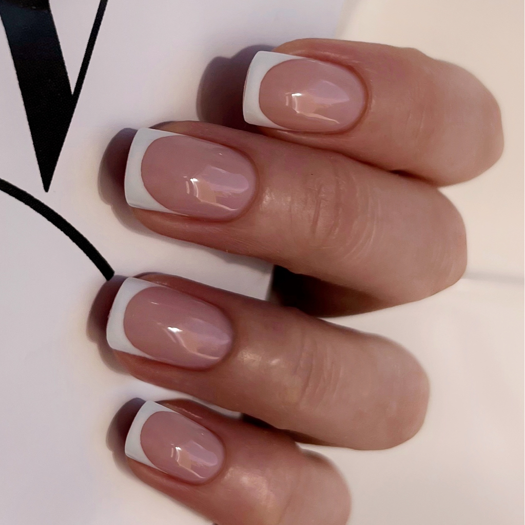 Маникюр с покрытием гель-лак (френч)