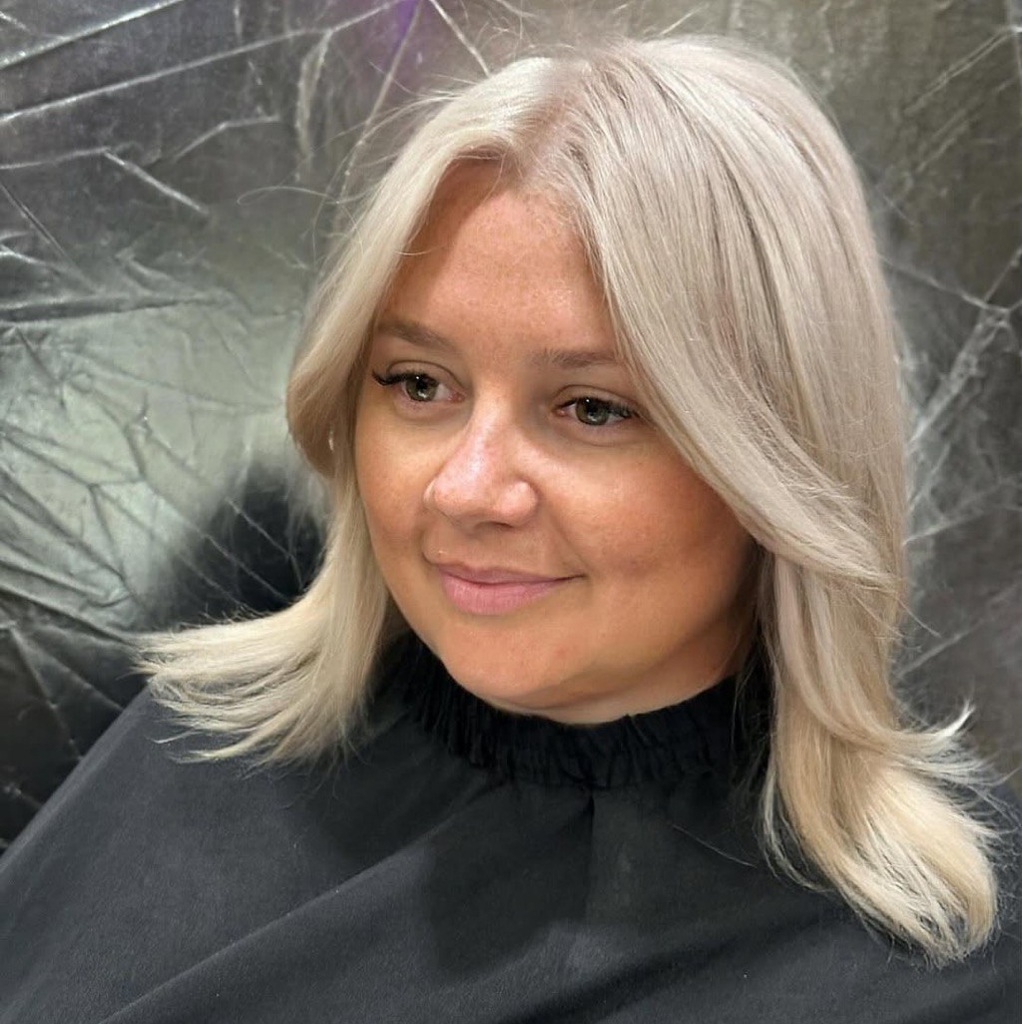 ТОТАЛ БЛОНД:  Осветление всей длины и тонирование (до плеч)