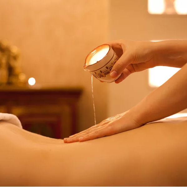 Массаж спины теплым воском