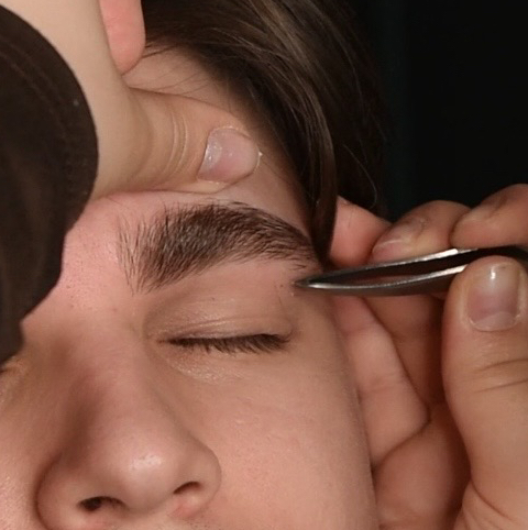 Мужская коррекция бровей