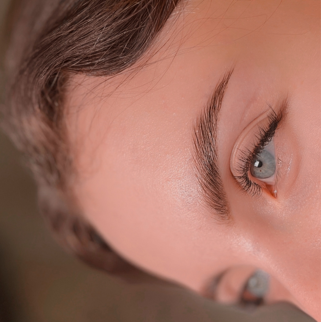 Долговременная укладка бровей