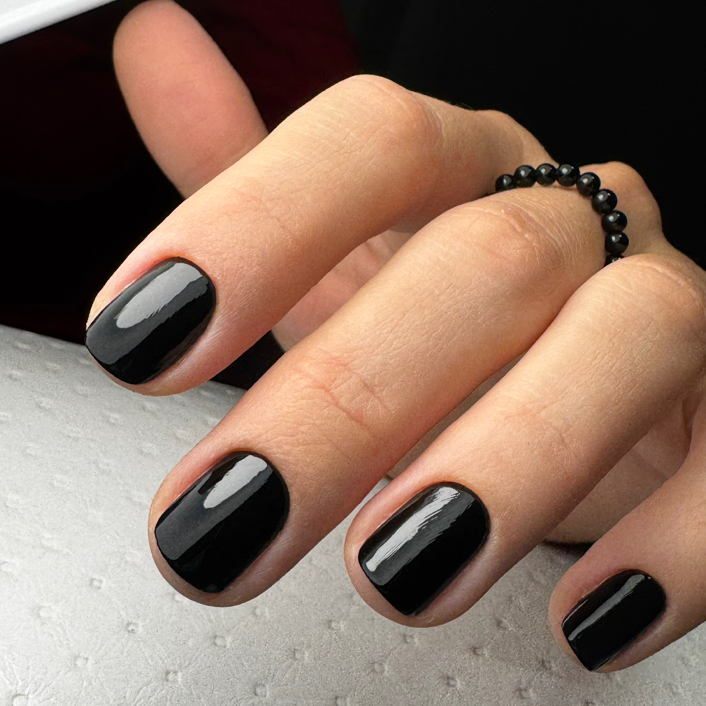 Маникюр с покрытием лак