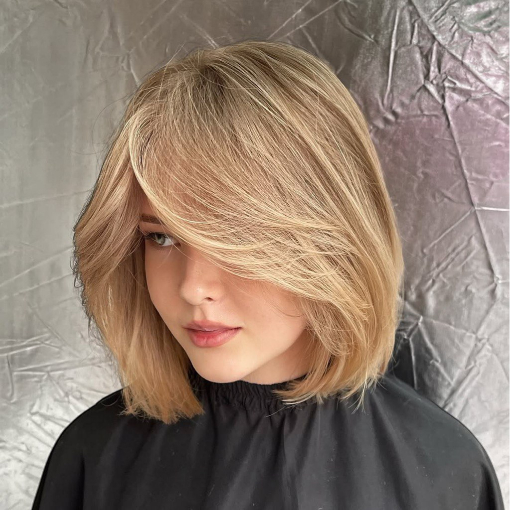 Контуринг до плеч. Окрашивание с рассветлением нескольких прядей у лица + тонирование