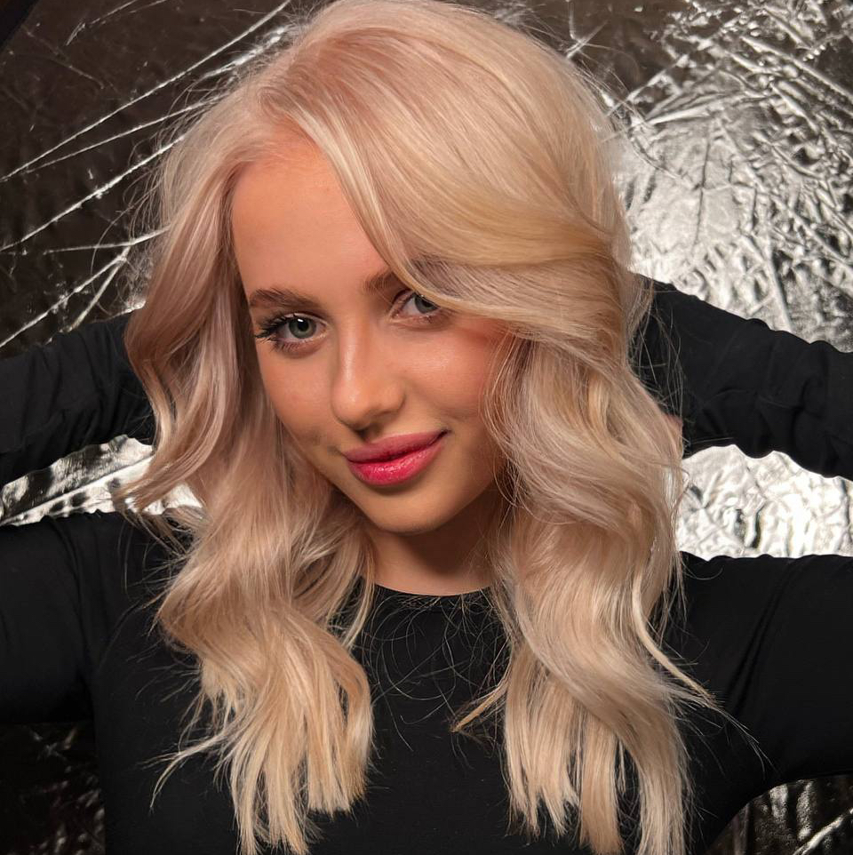 ТОТАЛ БЛОНД: Осветление корней + тонирование по лопатки