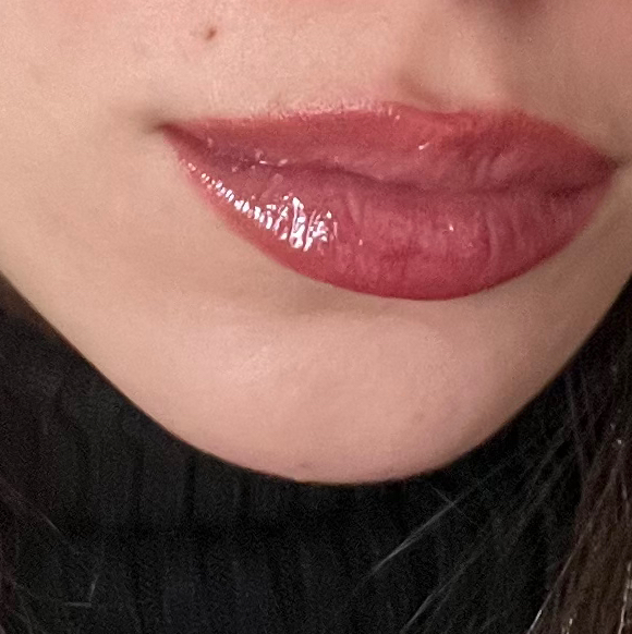 Депиляция воском зоны над верхней губой