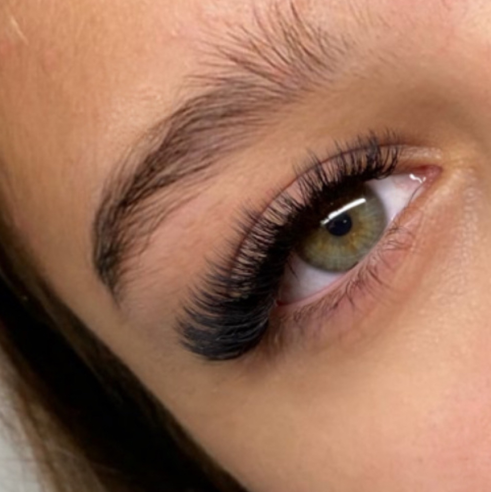 Volume eyelash extensions refill with Albina (4 weeks)