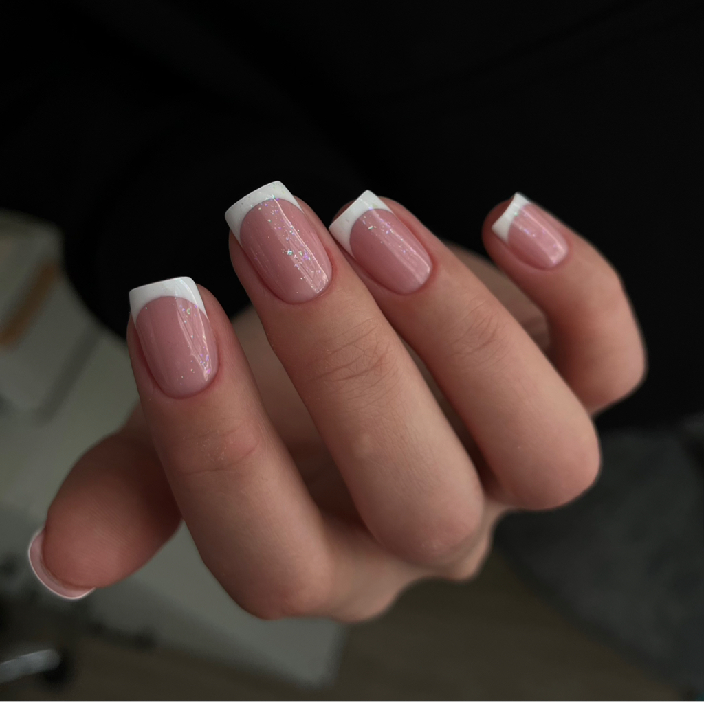 Маникюр с укреплением, покрытием гель-лак и дизайном на всех ноготках