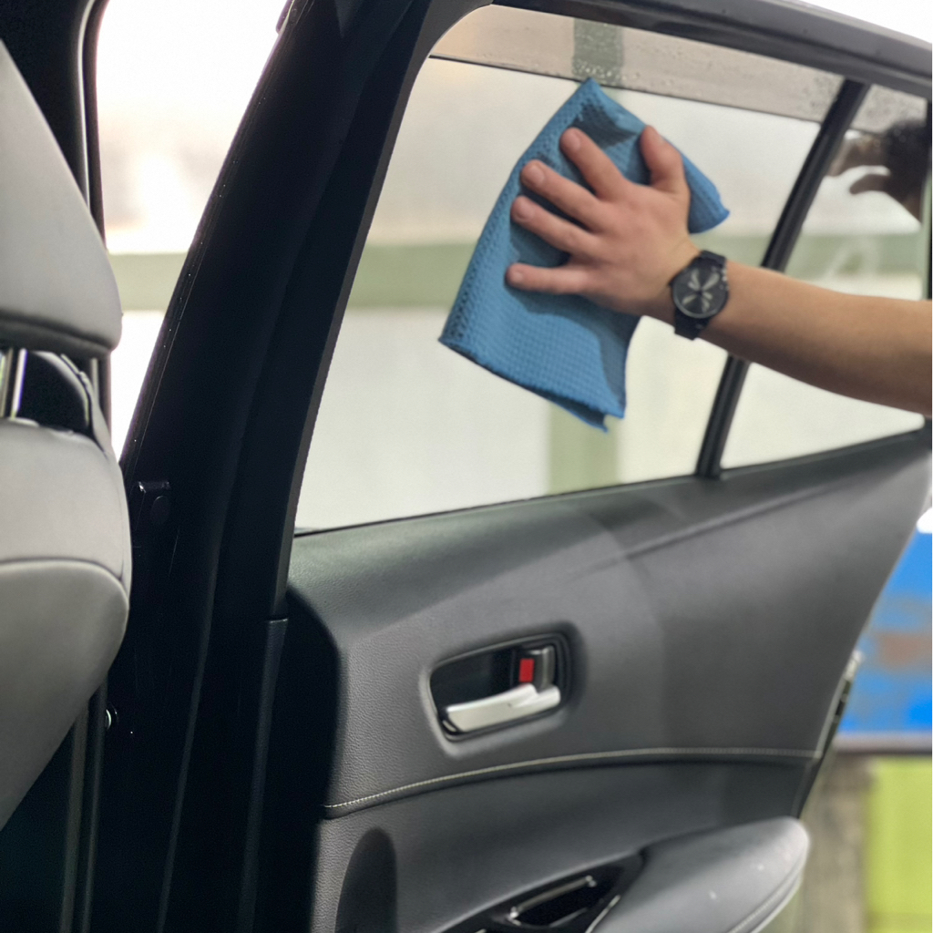 Чистка стёкол (обезжиривающее средство для чистки стекол в салоне)