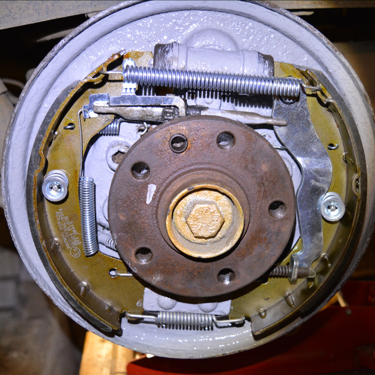 колодки тормозные   барабанные задние,колодки ручника под тормозным диском , замена