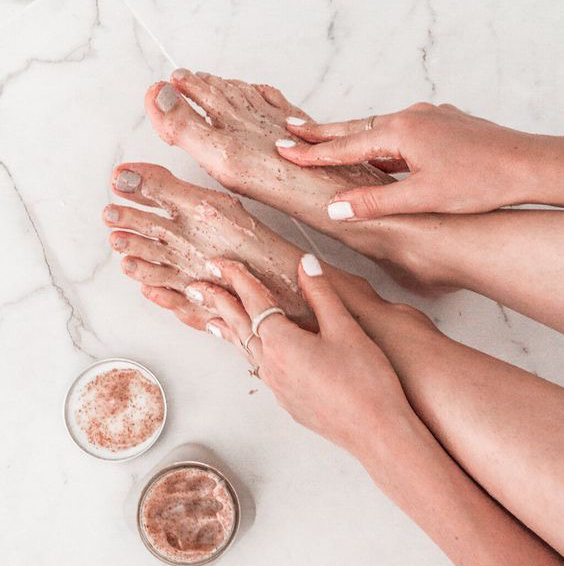 Педикюр эстетика с лаковым покрытием