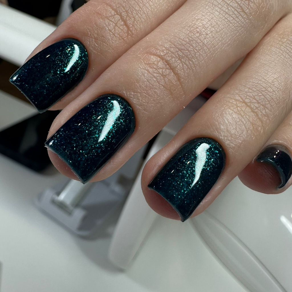 Маникюр с укреплением / Лёгкая коррекция